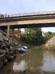 Idoso morre e duas mulheres ficam feridas após carro cair de ponte - 2