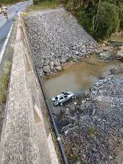 Idoso morre e duas mulheres ficam feridas após carro cair de ponte - 1