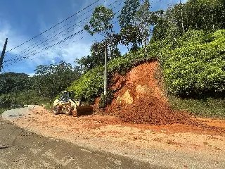 Duas vias sofrem deslizamentos após temporal que atingiu Brusque - 1