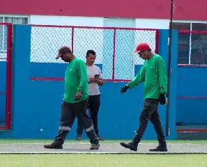 Trabalho de troca do gramado é iniciado no Augusto Bauer - 2