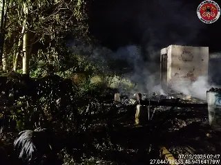 Incêndio destrói casa abandonada durante a madrugada em Guabiruba - 4