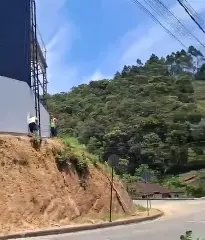 (VÍDEO) Trabalhador sofre queda em galpão no Santa Luzia - 3
