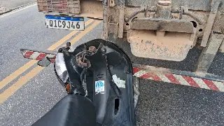 (VÍDEO) Motociclista fica ferido após bater na traseira de caminhão no bairro Zantão - 1