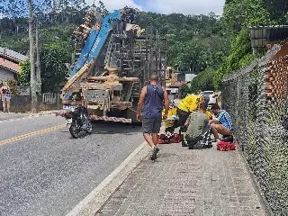 (VÍDEO) Motociclista fica ferido após bater na traseira de caminhão no bairro Zantão - 2