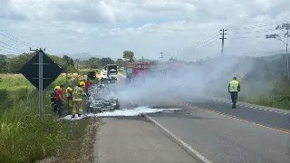 Carro pega fogo em rodovia entre São João Batista e Canelinha - 1