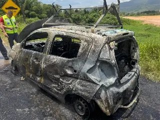 Carro pega fogo em rodovia entre São João Batista e Canelinha - 2