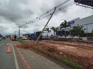 (VÍDEO) Caminhão sai da pista, derruba postes e atinge carros na Antônio Heil  - 5
