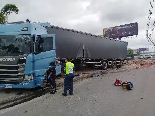 (VÍDEO) Caminhão sai da pista, derruba postes e atinge carros na Antônio Heil  - 3
