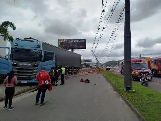 (VÍDEO) Caminhão sai da pista, derruba postes e atinge carros na Antônio Heil  - 2