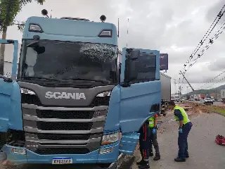 (VÍDEO) Caminhão sai da pista, derruba postes e atinge carros na Antônio Heil  - 4