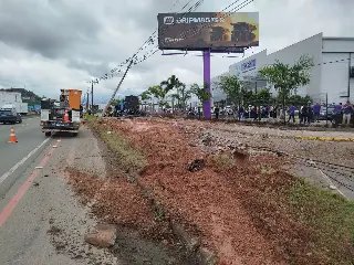 (VÍDEO) Caminhão sai da pista, derruba postes e atinge carros na Antônio Heil  - 1