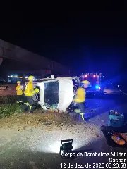 Motorista fica ferido após capotamento na BR-470 - 1