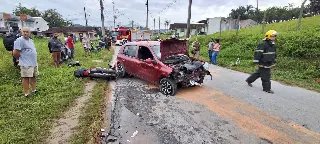 Motociclista sofre ferimentos graves após colisão com quatro veículos - 4