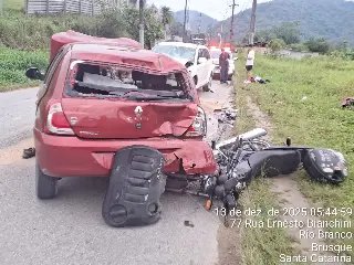 Motociclista sofre ferimentos graves após colisão com quatro veículos - 3