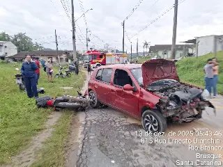 Motociclista sofre ferimentos graves após colisão com quatro veículos - 2
