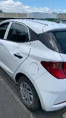 Colisão entre carro e moto deixa mulher ferida na Antônio Heil - 1