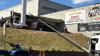 (VÍDEO) Caminhões se colidem e um derruba poste na Beira-Rio - 2