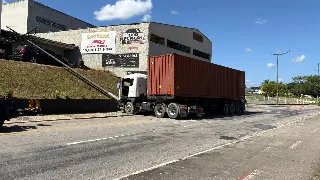 (VÍDEO) Caminhões se colidem e um derruba poste na Beira-Rio - 1