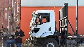 (VÍDEO) Caminhões se colidem e um derruba poste na Beira-Rio - 3