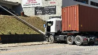 (VÍDEO) Caminhões se colidem e um derruba poste na Beira-Rio - 4