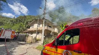 (VÍDEO) Incêndio atinge residência e causa danos na estrutura do imóvel - 3