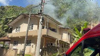 (VÍDEO) Incêndio atinge residência e causa danos na estrutura do imóvel - 2