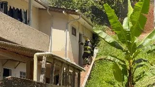 (VÍDEO) Incêndio atinge residência e causa danos na estrutura do imóvel - 1