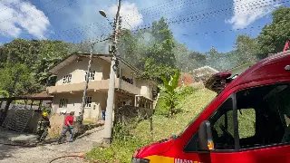 (VÍDEO) Incêndio atinge residência e causa danos na estrutura do imóvel - 4