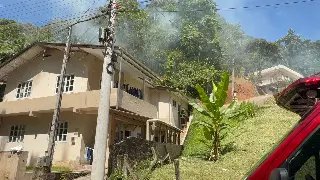 (VÍDEO) Incêndio atinge residência e causa danos na estrutura do imóvel - 5