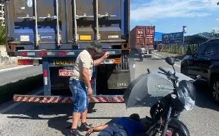 Colisão com caminhão parado deixa motociclista ferido - 1