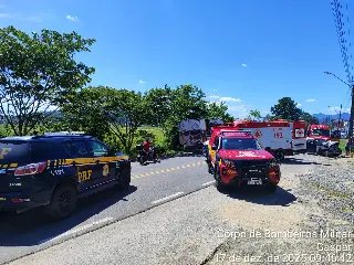 Colisão frontal deixa três pessoas feridas - 1