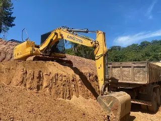 Máquinas são apreendidas após descumprimento de embargo de loteamento em Brusque - 2