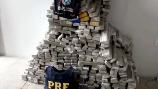 Carro clonado é flagrado com 686 tabletes de maconha - 1