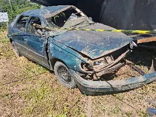 (VIDEO) Carro sai da pista, atinge barranco e colide contra outdoor na Rodovia Pedro Merízio - 2