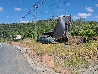 (VIDEO) Carro sai da pista, atinge barranco e colide contra outdoor na Rodovia Pedro Merízio - 1