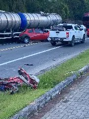 Acidente entre dois carros e caminhão deixa três mortos na BR-470 - 1