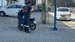 (VÍDEO) Acidente entre Fiorino e motocicleta deixa jovem ferido na Antônio Heil - 3