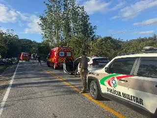 Grave acidente em São João Batista mobiliza bombeiros e helicóptero Arcanjo - 1