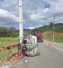 Carro atinge poste, derruba fiação e mobiliza bombeiros em Brusque - 2