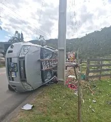 Carro atinge poste, derruba fiação e mobiliza bombeiros em Brusque - 1