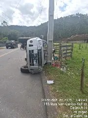 Carro atinge poste, derruba fiação e mobiliza bombeiros em Brusque - 5