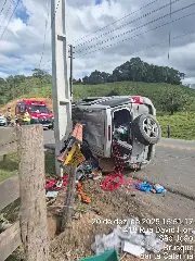 Carro atinge poste, derruba fiação e mobiliza bombeiros em Brusque - 4