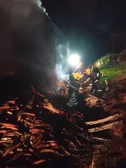 Duas pessoas morrem carbonizadas após colisão entre carro e carreta - 1