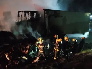 Duas pessoas morrem carbonizadas após colisão entre carro e carreta - 2