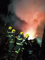 Duas pessoas morrem carbonizadas após colisão entre carro e carreta - 3