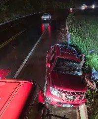 Motorista morre em colisão frontal entre caminhonete e caminhão - 3