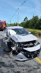 Carro sai da pista, bate em poste e deixa quatro feridos - 1