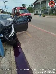 Motorista fica ferida após colisão de carro contra poste em Guabiruba - 1