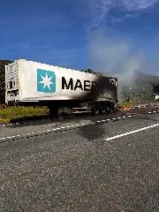 Carreta com carga de carne pega fogo na BR-101 - 1