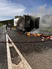 Carreta com carga de carne pega fogo na BR-101 - 3